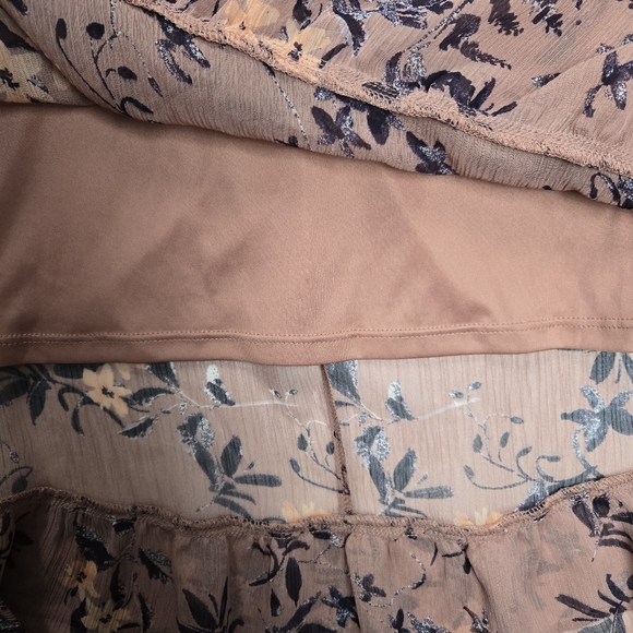 EXPRESS Medium Floral Print Ruffle Short Sleeve Hi Lo Tiered Lined Midi Dress - Picture 8 of 12